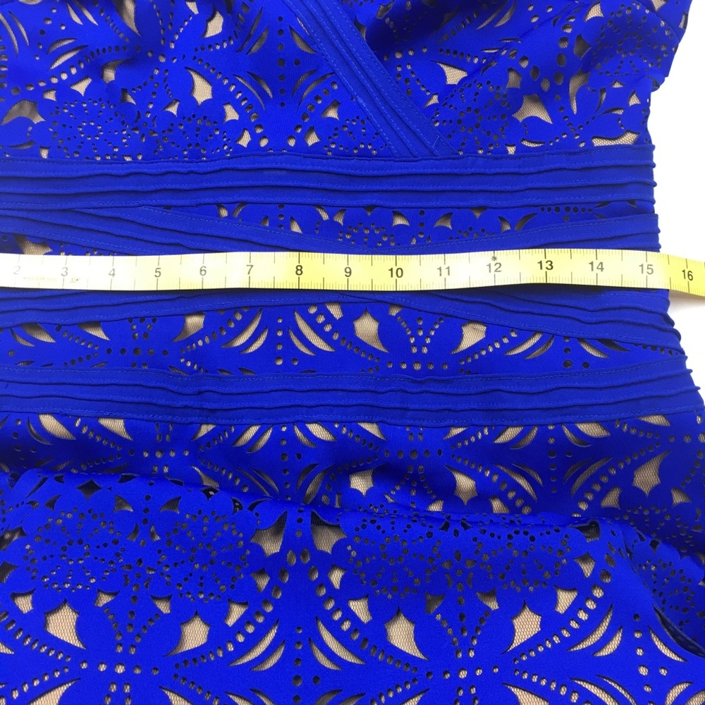 Tadashi Shoji LASER-CUT NEOPRENE V-NECK DRESS Med - Picture 4 of 8